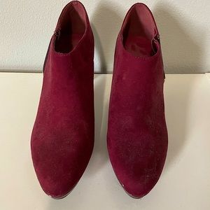 Maroon closed toe heels with gold zipper